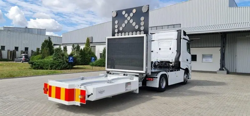 Absicherungsfahrzeug mit Verkehrsleittafel – Aufnahme 01