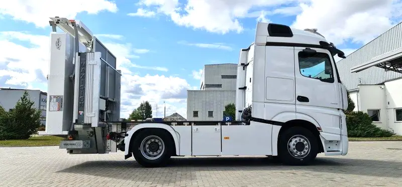 Absicherungsfahrzeug mit Verkehrsleittafel – Aufnahme 03