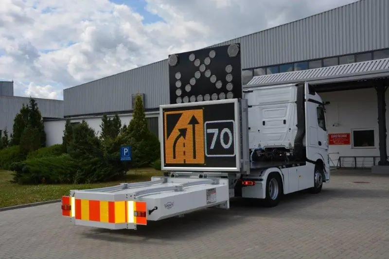 Absicherungsfahrzeug mit Verkehrsleittafel – Aufnahme 06