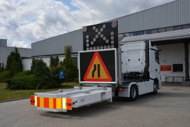 Absicherungsfahrzeug mit Verkehrsleittafel – Aufnahme 07