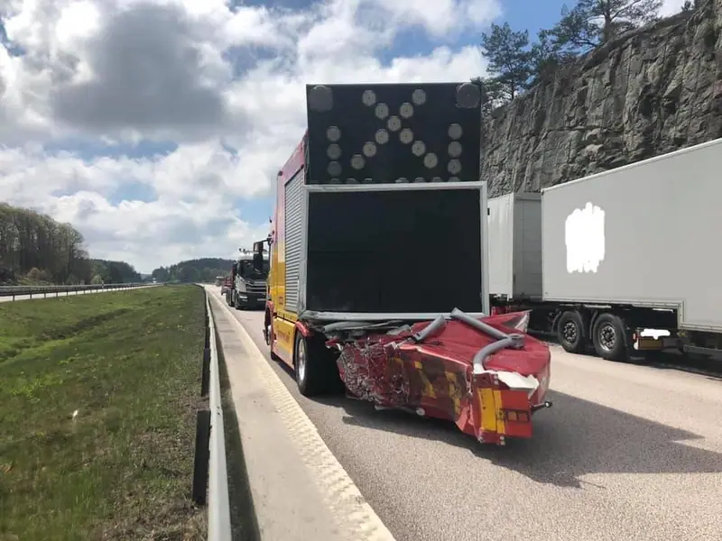 Absicherungsfahrzeug mit Verkehrsleittafel – Aufnahme 12