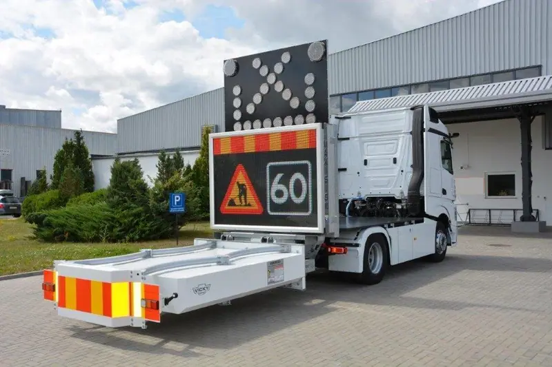 Absicherungsfahrzeug mit digitaler Verkehrsleittafel und Aufprallabsorber