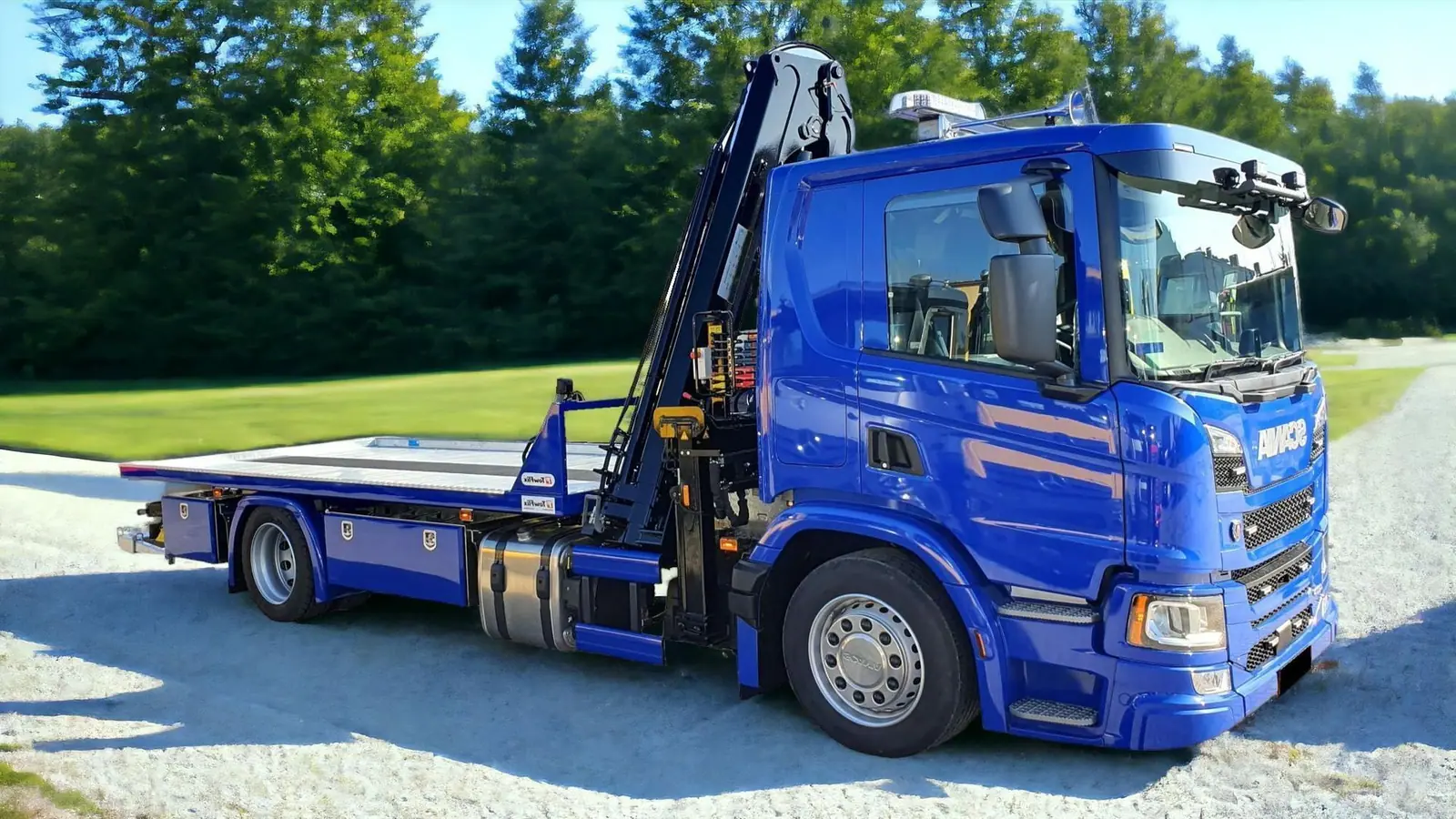 TowFlix Schiebeplateau-Aufbau auf einem blauen Scania-Fahrgestell